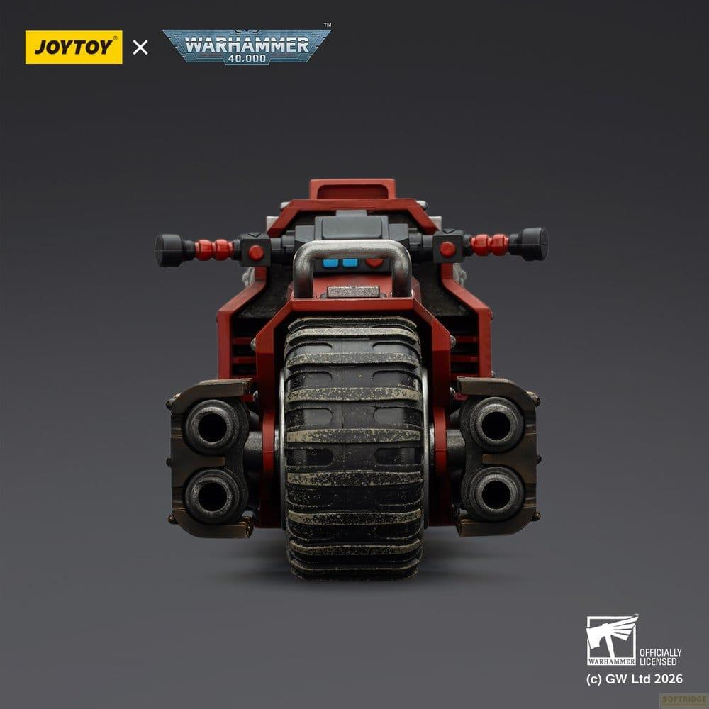 Widok z przodu czerwonego motocykla Warhammer 40000 JoyToy z grubą oponą przednią i podwójnymi lufami.