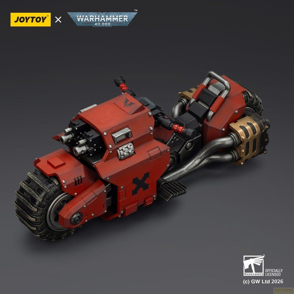 Czerwony motorkowiec zabawkowy Warhammer 40k z dwoma przednimi działkami i podwójnymi wydechami na szarym tle.