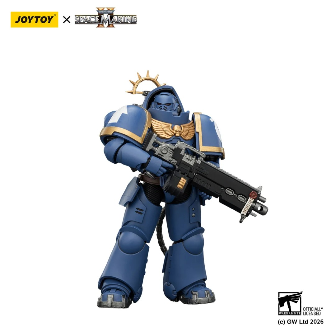 Niebieska figurka akcji Warhammer Space Marine ze złotymi detalami i ciężkim karabinem bolterowym na białym tle.