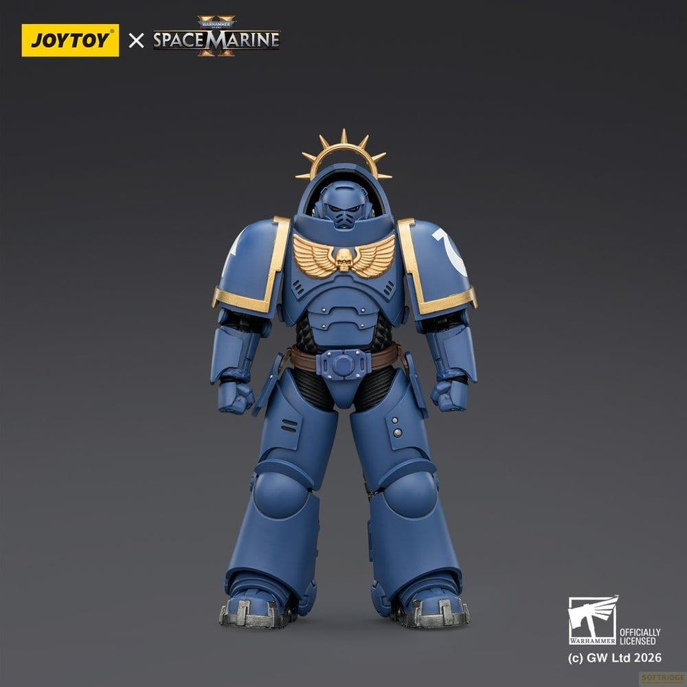 Niebieska figurka akcji Warhammer Space Marine ze złotymi akcentami i emblematem orła na ciemnym tle.