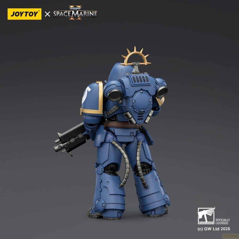 Widok z tyłu niebieskiej figurki Space Marine ze złotą aureolą i czarną bronią.