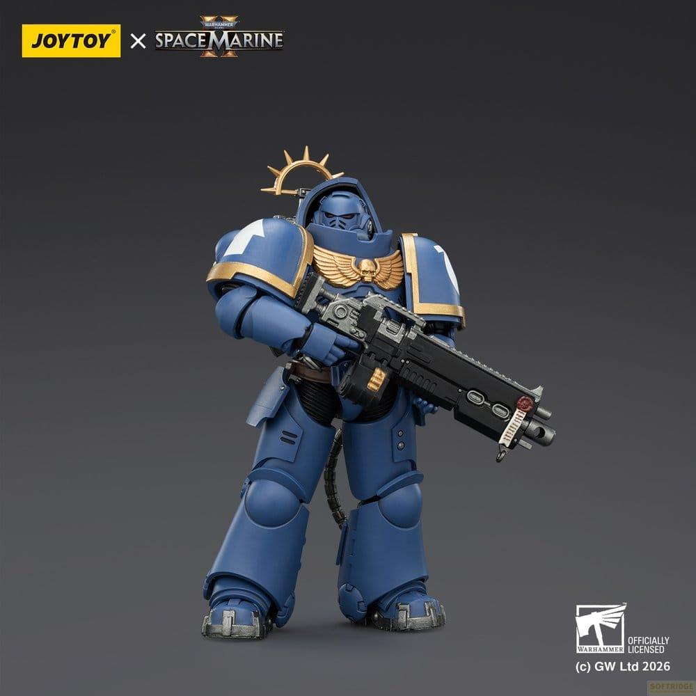 Niebieska figurka Warhammer Space Marine ze złotymi detalami i ciężkim bolterem na szarym tle.