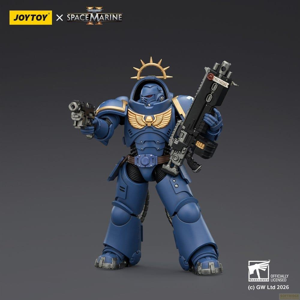 Niebieska figurka Space Marine ze złotą aquilą i bronią na szarym tle.