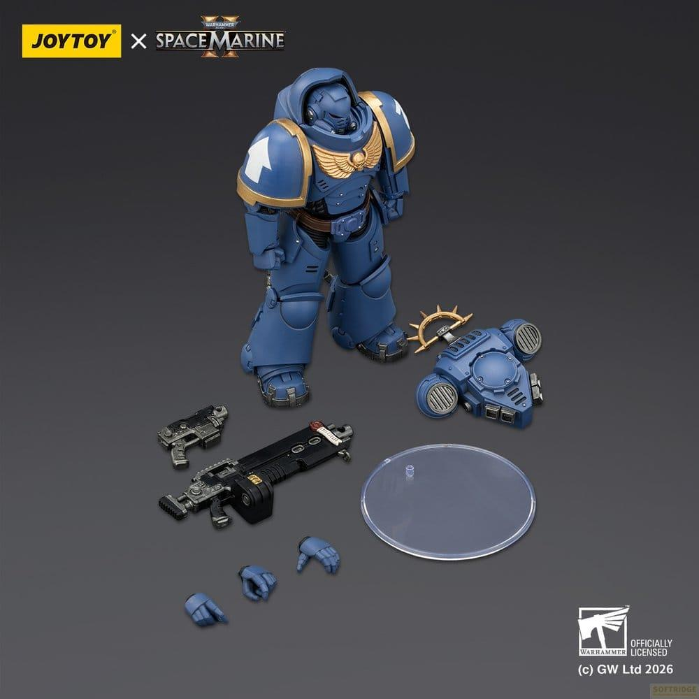 Niebieska figurka akcji Warhammer Space Marine z bronią, plecakiem, wymiennymi dłońmi i stojakiem na ciemnym tle.