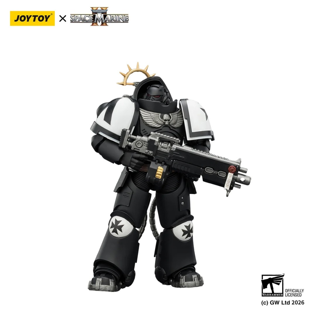 Figurka akcji JoyToy Warhammer Space Marine w czarno-białej zbroi trzymająca duży karabin.