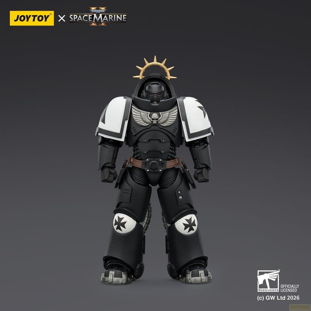 Czarna figurka Space Marine z białymi naramiennikami i złotą aureolą na szarym tle.