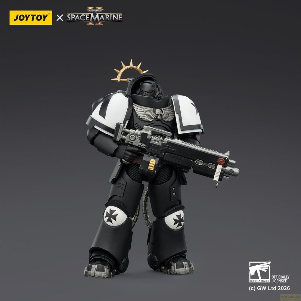 Figura akcji JoyToy Warhammer Space Marine w czarno-białej zbroi trzyma duży karabin.