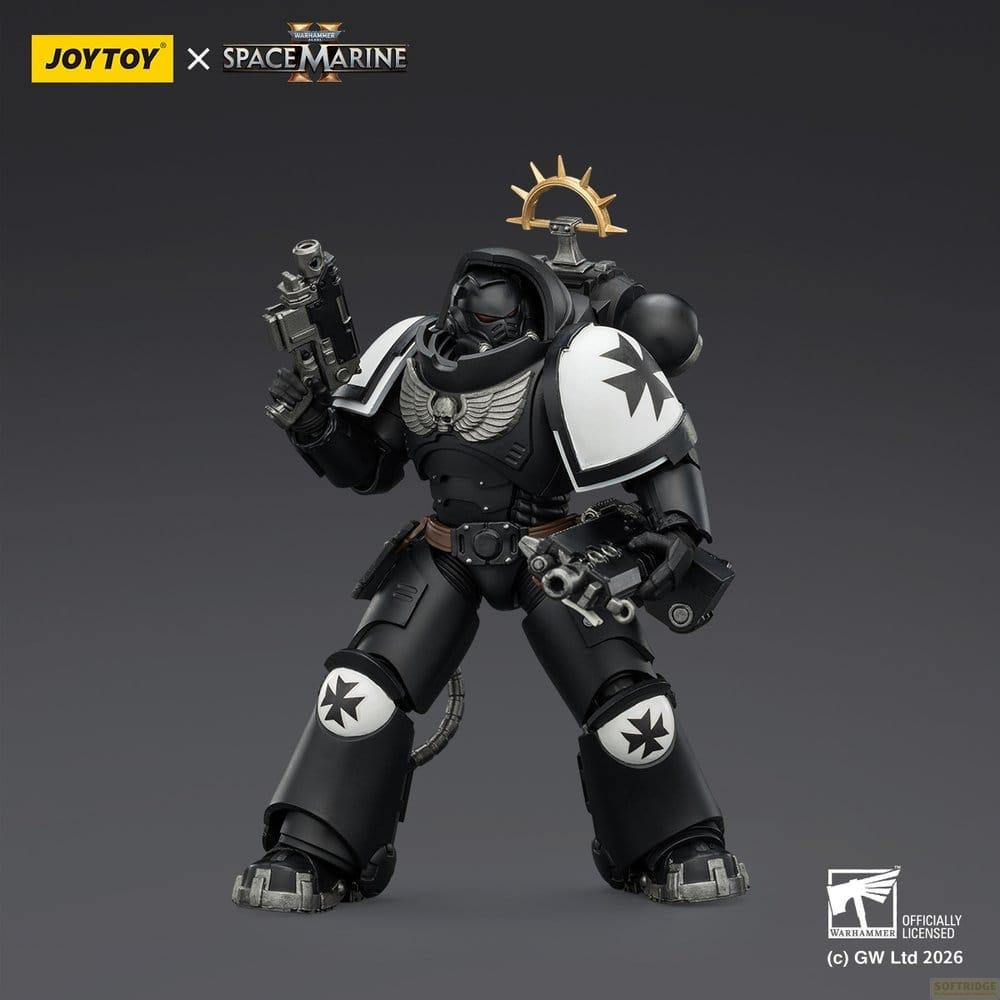 Czarno-biała figurka Warhammer Space Marine w zbroi z pistoletem na szarym tle.