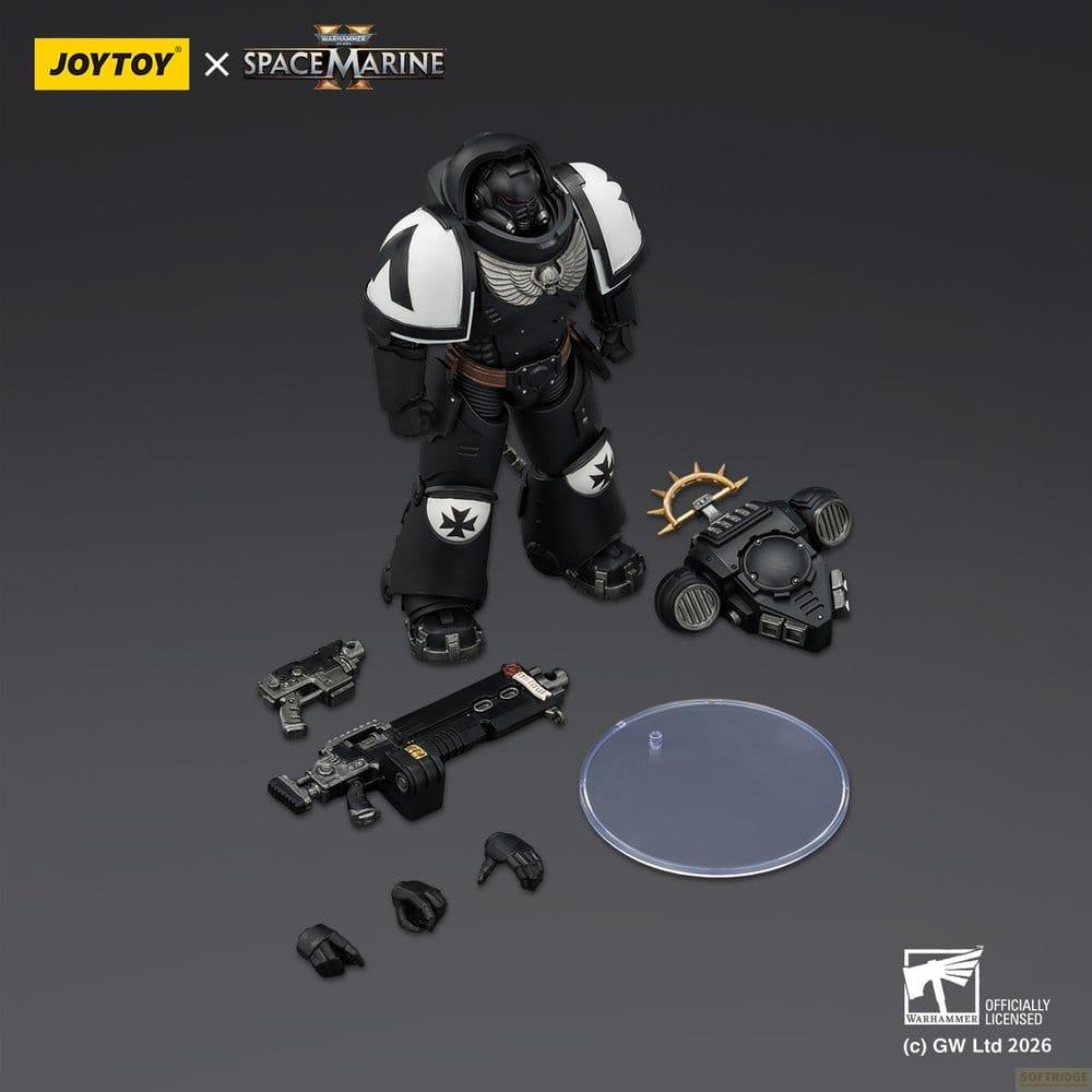 Figurka akcji JoyToy Warhammer Space Marine w czarnej zbroi z bronią i akcesoriami na szarym tle.