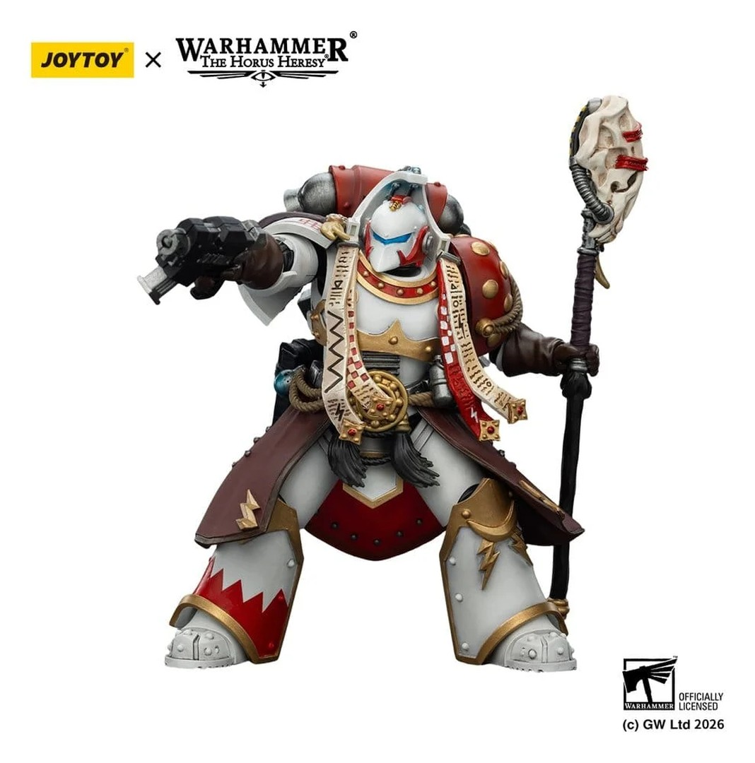Figurka akcji kosmicznego marines z Warhammera w białej i czerwonej zbroi z laską i pistoletem.