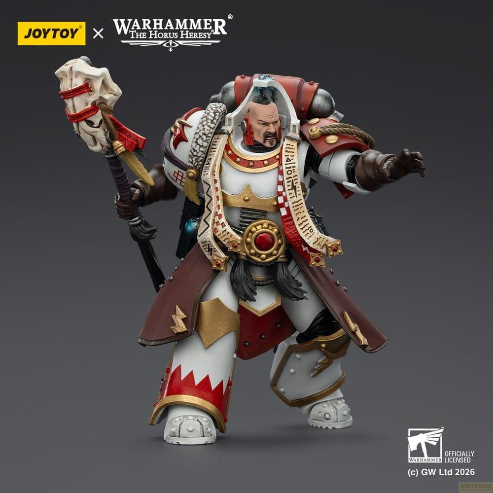 Figurka akcji Warhammer Horus Heresy w białym i czerwonym pancerzu z laską.