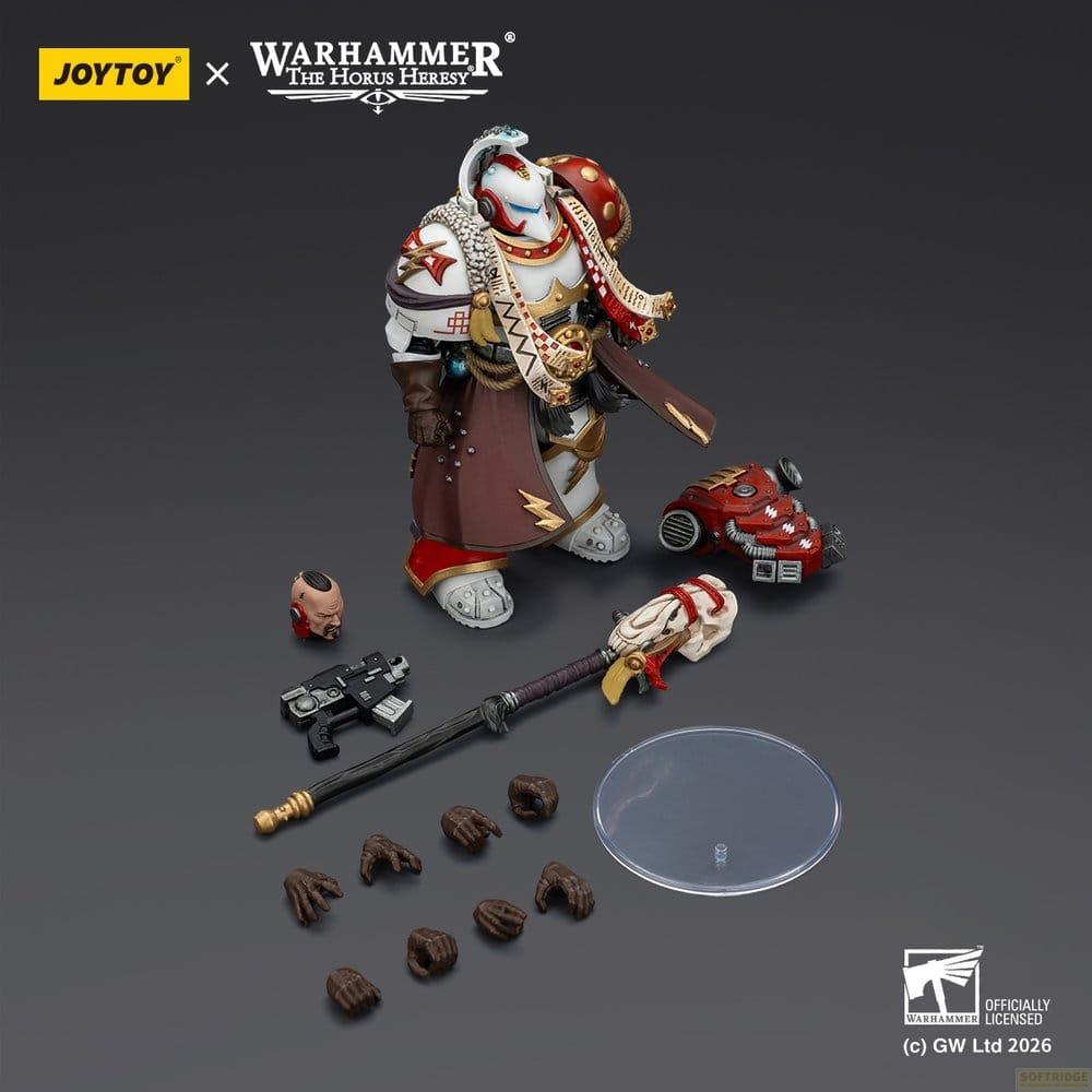 Figurka akcji Warhammer JoyToy w białej zbroi, brązowym płaszczu, z broniami, akcesoriami i podstawką na szarym tle.