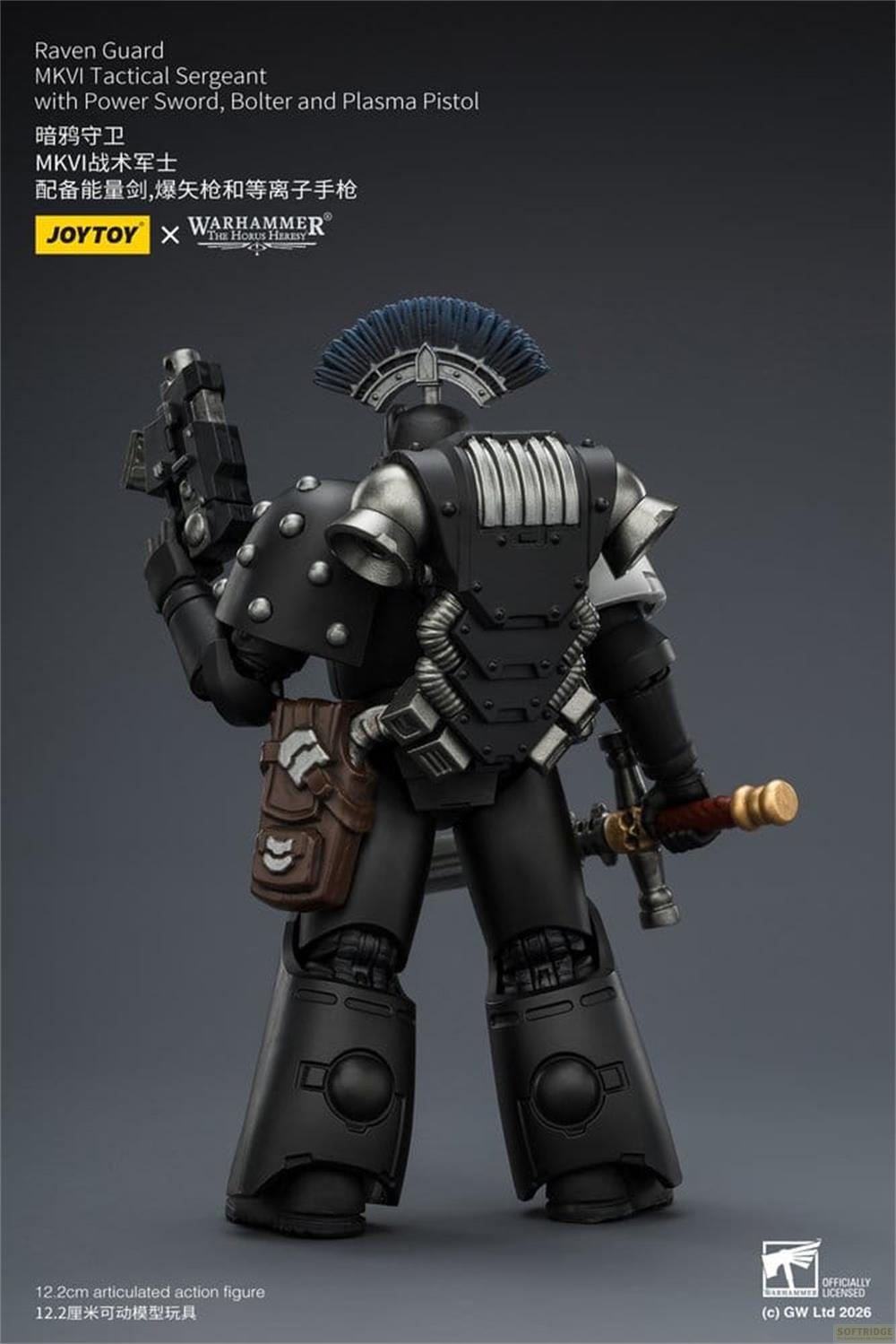Widok z tyłu czarnej figurki Warhammer Raven Guard z niebieskim pióropuszem na hełmie i bronią.