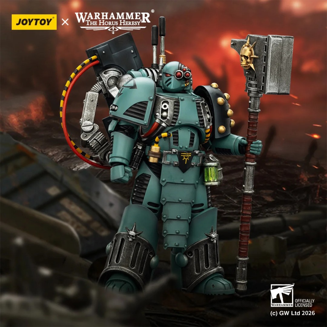 Zielona figurka akcji Warhammer Horus Heresy z mechanicznym ramieniem i dużym młotem na tle ognistego pola bitwy.