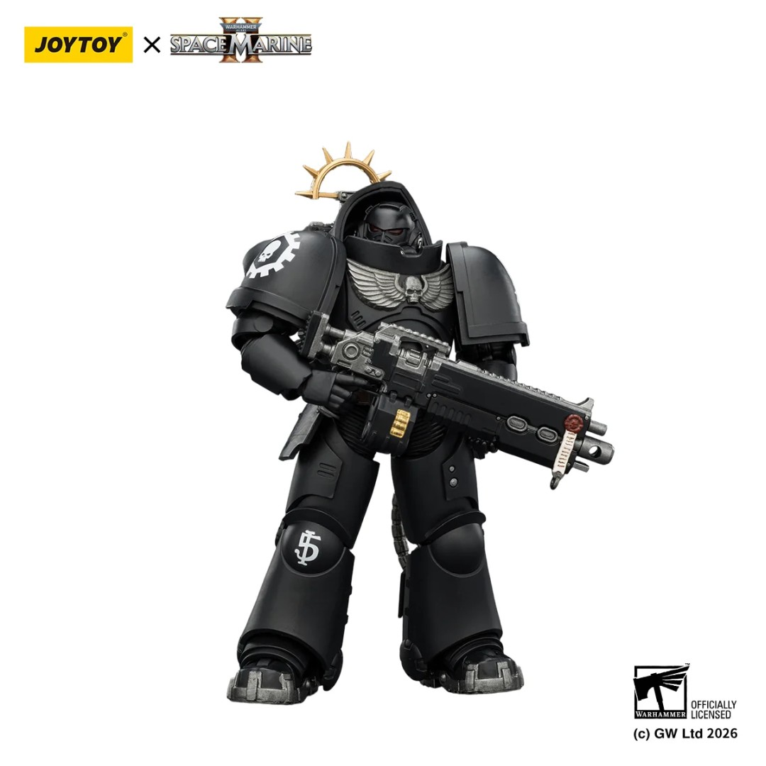 Czarna figurka Space Marine w zbroi trzymająca ciężki bolter na białym tle.