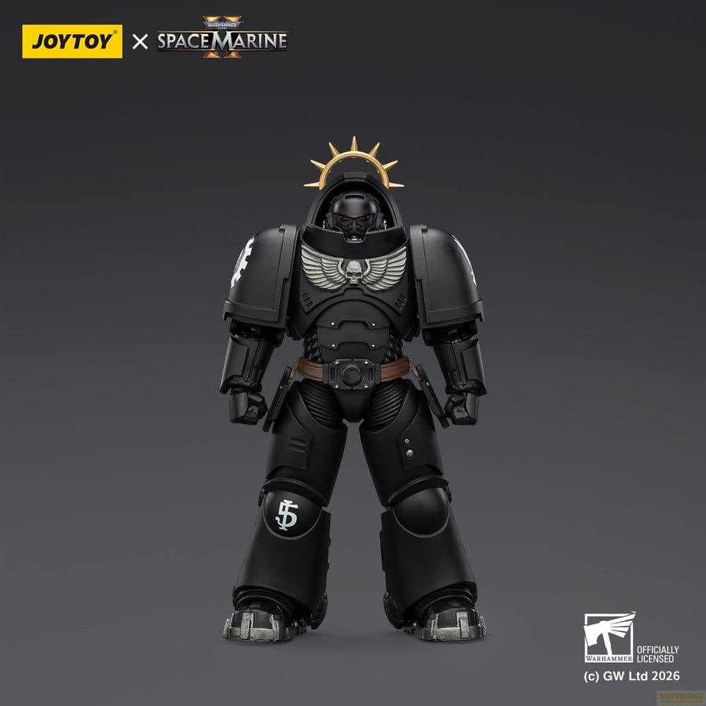 Czarna figurka Space Marine ze złotą aureolą i białym emblematem na ramieniu na szarym tle.