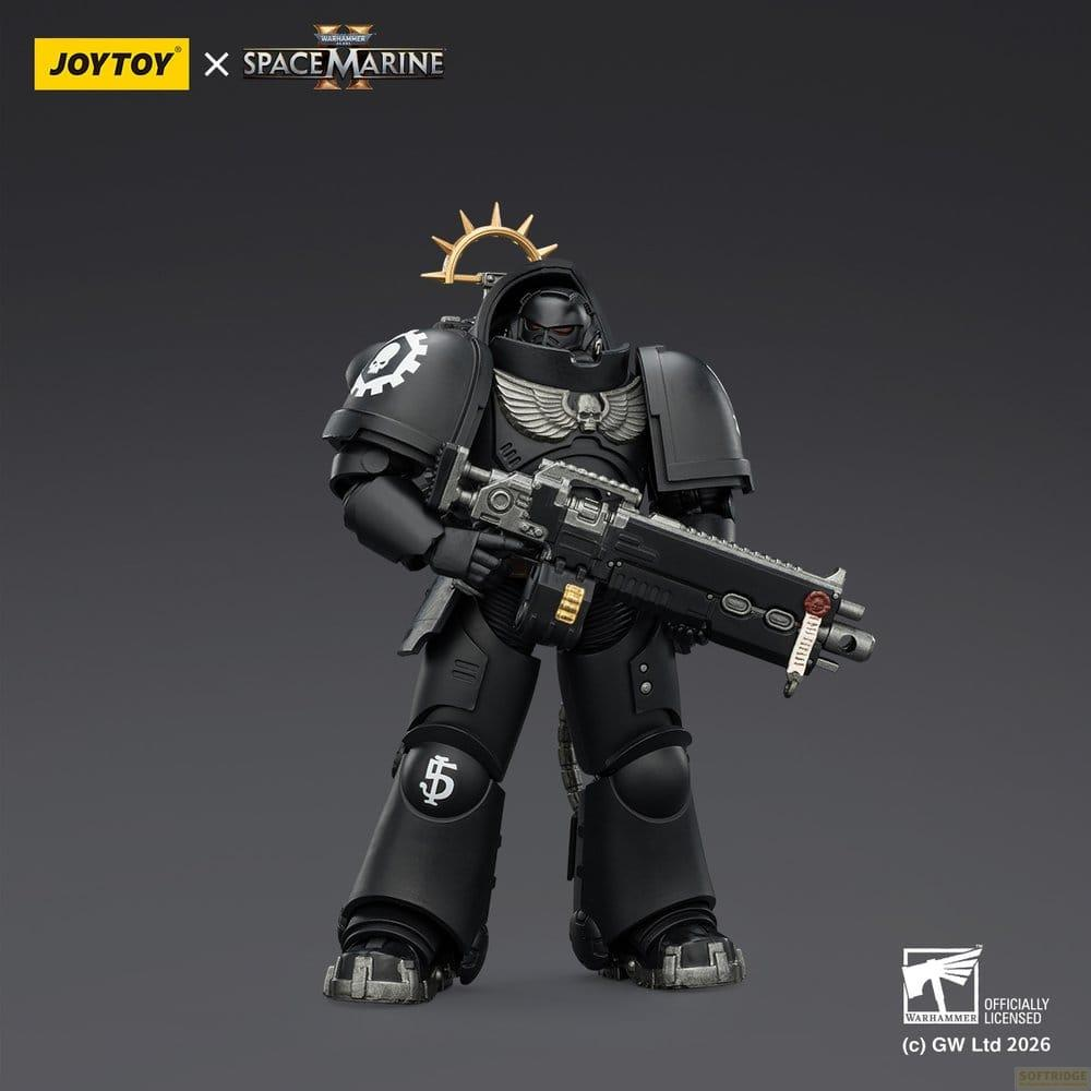 Czarna figurka akcji Warhammer Space Marine ze złotą aureolą i karabinem bolter na szarym tle.