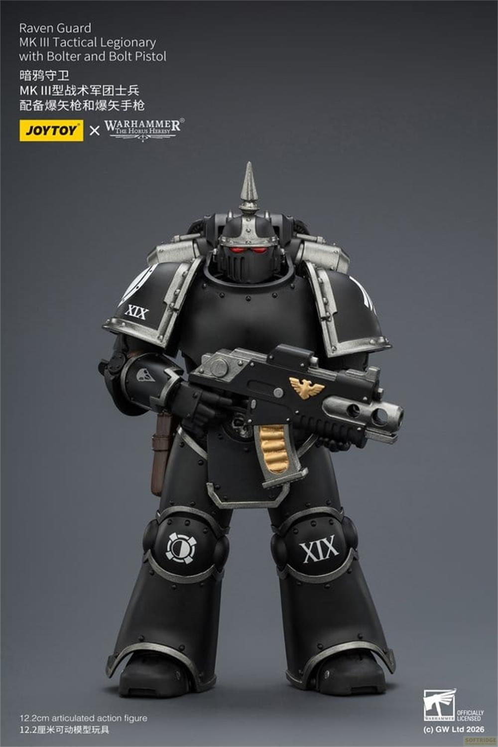 Czarna figurka akcji Raven Guard z Warhammera trzymająca bolter, ze srebrnymi wykończeniami i czerwonymi oczami.