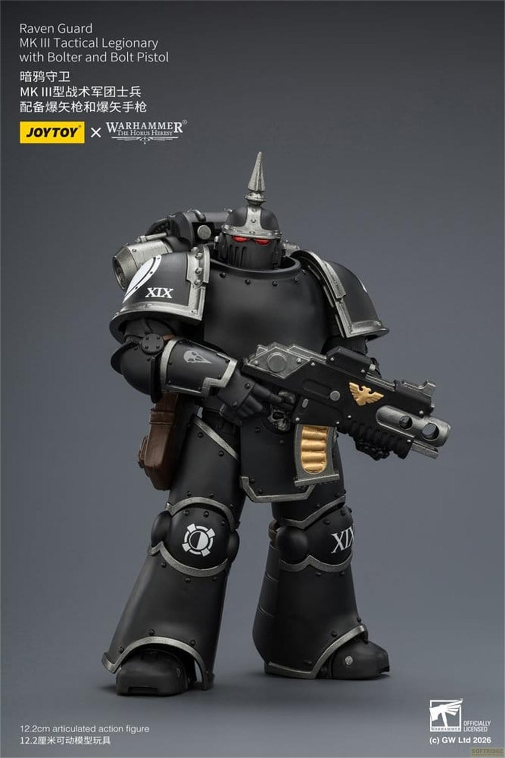 Czarna figurka akcji Warhammer Raven Guard z bolterem na szarym tle.