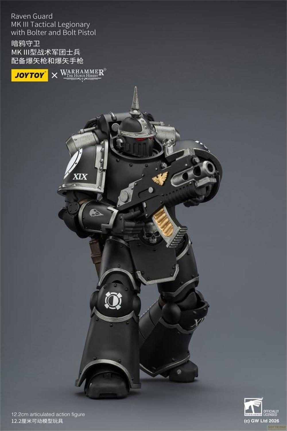 Czarno-szara figurka akcji Raven Guard w stylu MK III trzyma bolter.