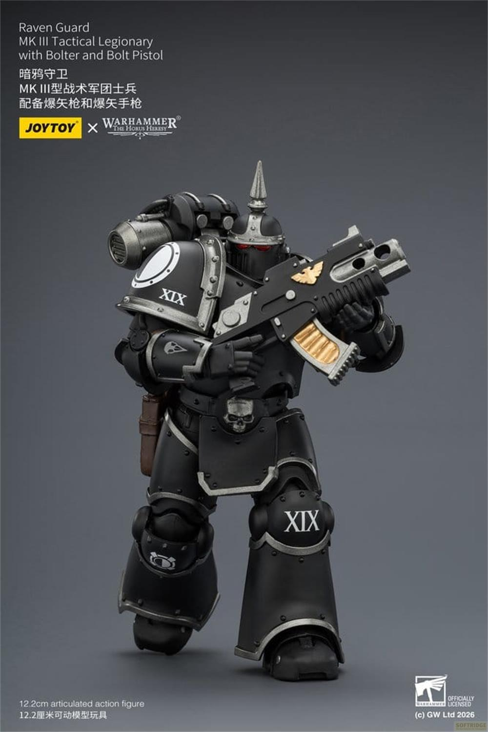 Czarno-szary żołnierz figurka akcji Warhammer Raven Guard trzyma karabin.