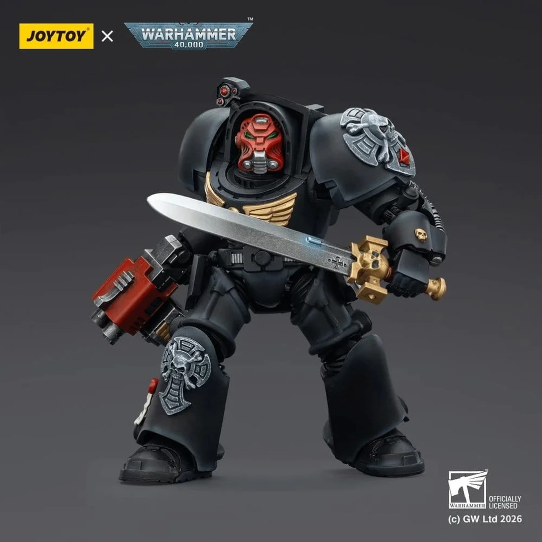 Czarno-czerwona figurka Terminatora Warhammer 40k trzyma miecz energetyczny na szarym tle.