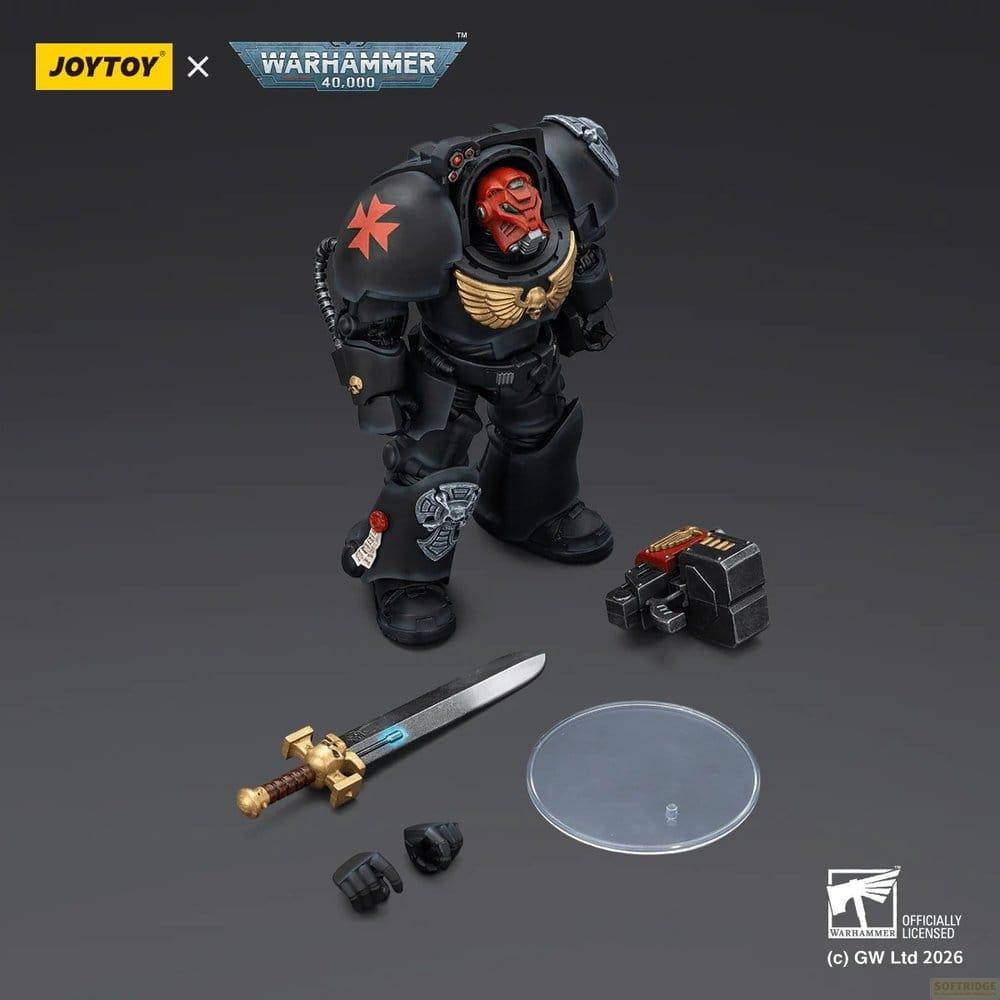 Czarna figurka Terminatora Warhammer 40k z czerwonym kaskiem, mieczem, bronią i akcesoriami na szarym tle.