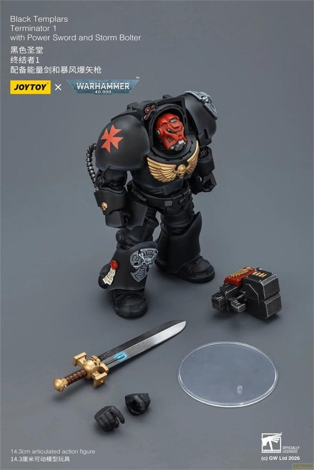 Czarna figurka akcji Terminator Warhammer 40k z czerwonym hełmem, mieczem, bolterem, dłońmi i podstawką na szarym tle.
