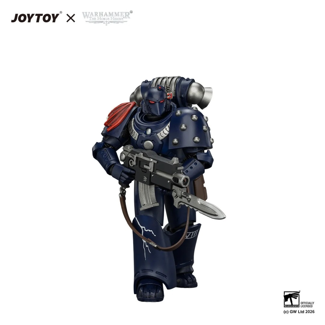 Niebieska figurka Warhammer Space Marine trzymająca karabin bolter z bagnetem.