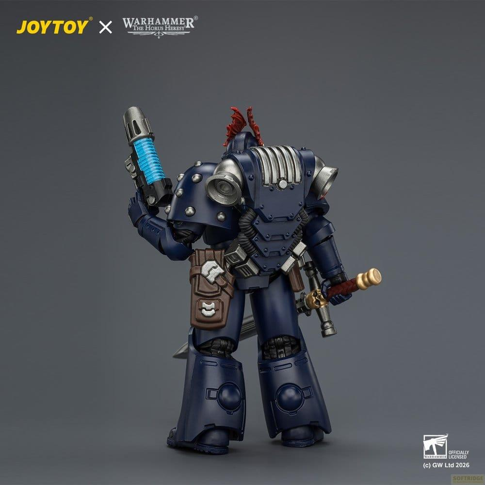 Widok z tyłu niebieskiej miniatury Warhammera z bronią, zbroją i czerwonym pióropuszem.