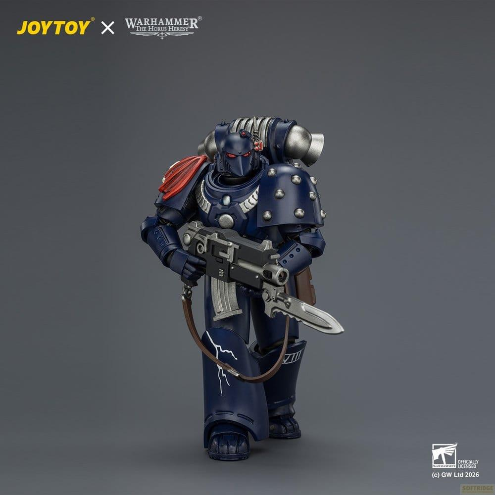 Niebieska figurka Warhammer Space Marine z bolterem i nożem na szarym tle.