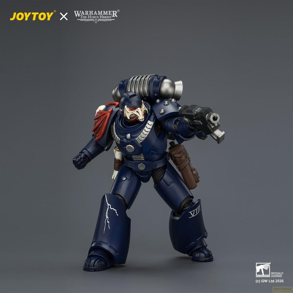 Niebieska figurka akcji Warhammer Space Marine z czerwonym naramiennikiem i pistoletem na szarym tle.