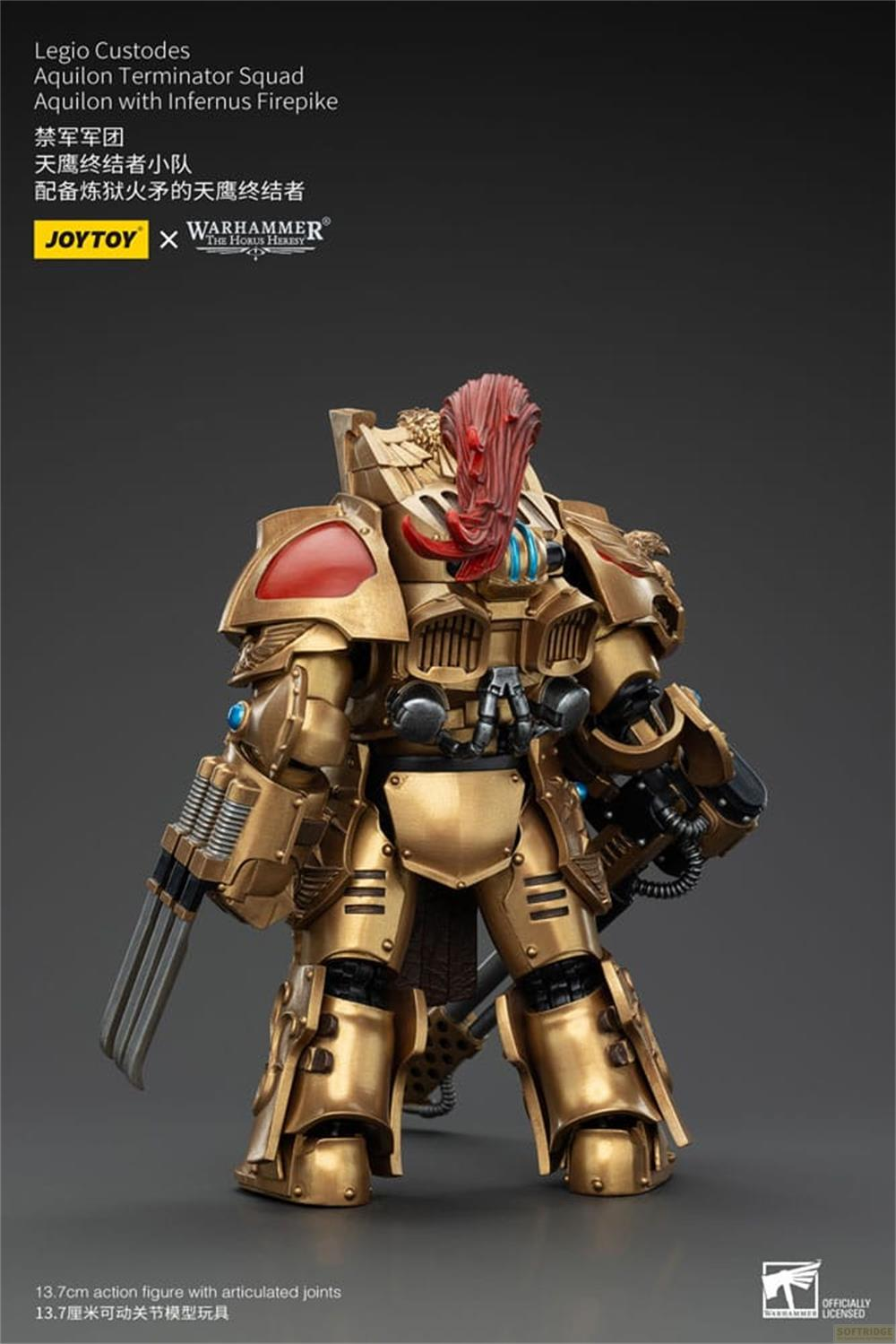 Złota figurka akcji Warhammer Aquilon Terminator od tyłu, z czerwonym pióropuszem i pazurem.