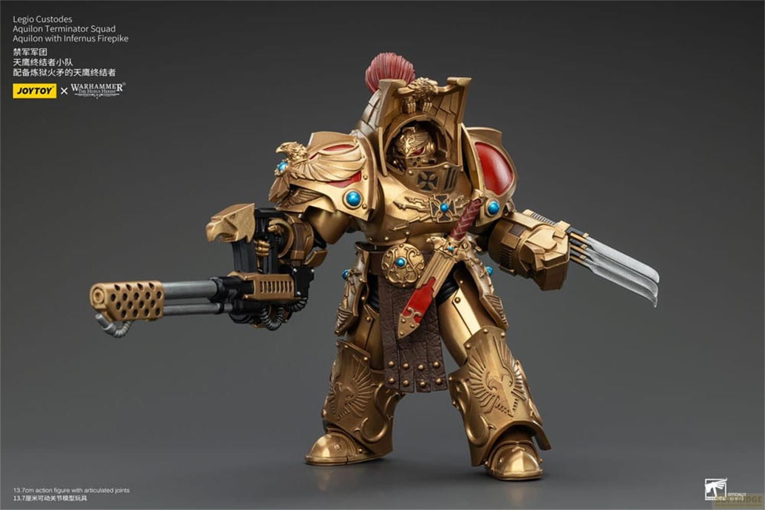 Szczegółowa, złota figurka akcji Warhammer Legio Custodes w zbroi Terminatora z bronią i mieczem.