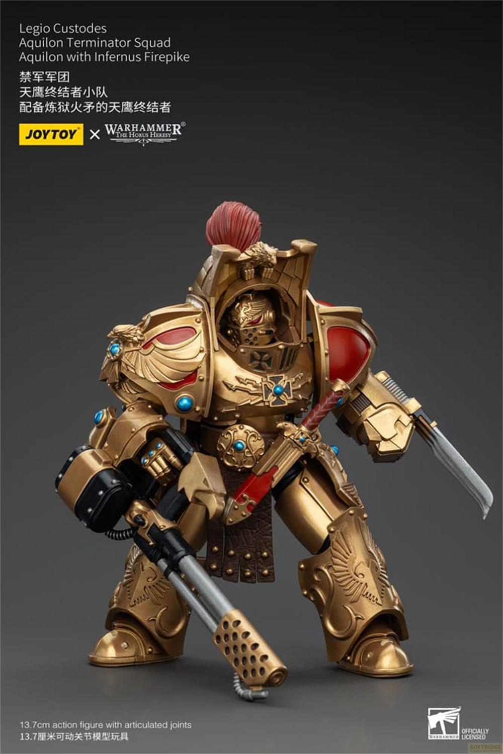 Zlota figurka akcji Legio Custodes Aquilon Terminator z czerwonym pióropuszem, bronią i zdobioną zbroją na ciemnym tle.