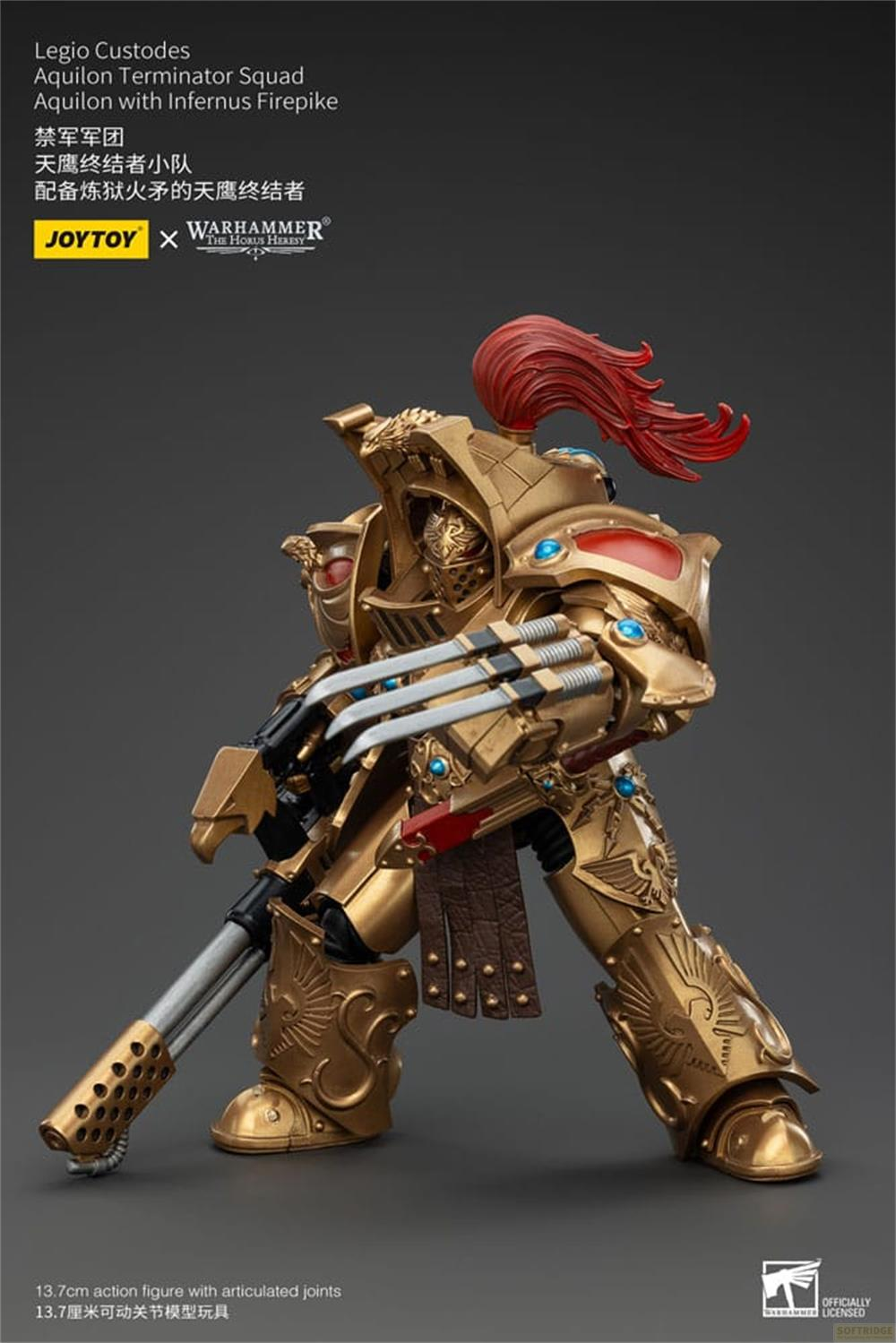 Złota figurka akcji Legio Custodes z czerwonym pióropuszem, szponami i miotaczem ognia na ciemnym tle.