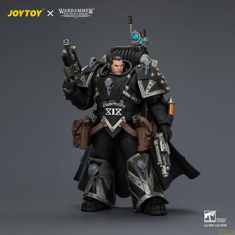 Szczegółowa figurka akcji Warhammer Space Marine w czarnej zbroi ze srebrnymi akcentami i bronią.