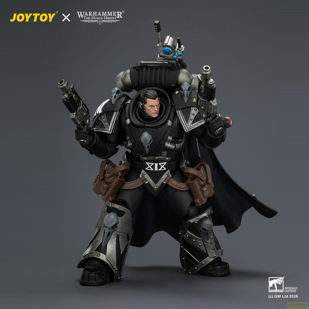 Czarna figurka JoyToy Warhammer ze srebrnymi wykończeniami, dwoma pistoletami i plecakiem.
