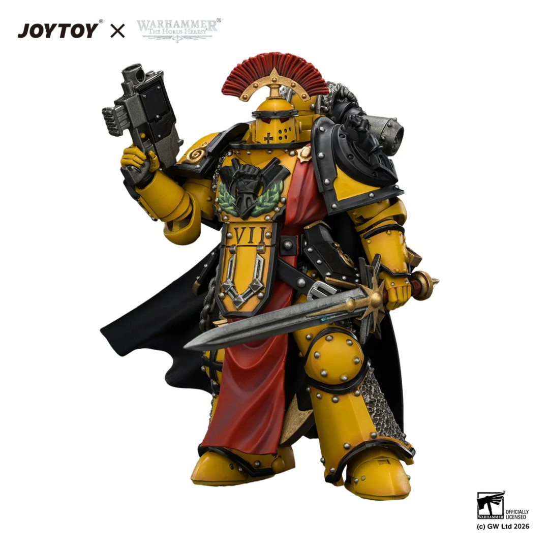 Żółto-czarna figurka akcji Warhammer z czerwonym grzebieniem, pistoletem i mieczem na białym tle.