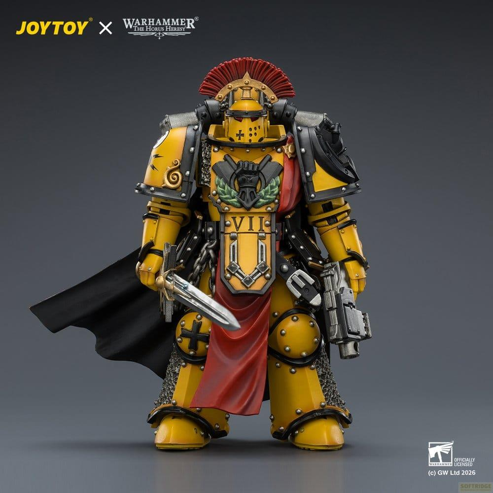 Żółto-czarna figurka akcji Warhammer w ciężkiej zbroi z czerwonym hełmem z pióropuszem, mieczem i peleryną.