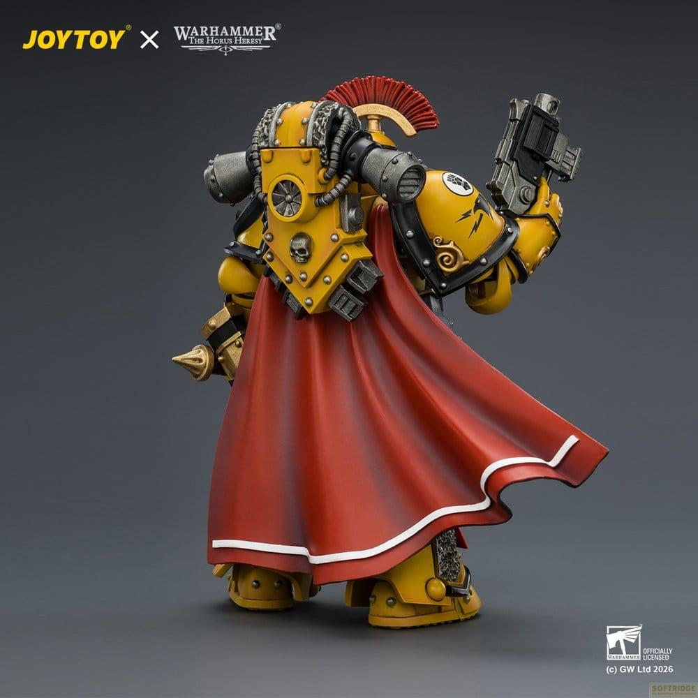 Żółta figurka Warhammer Space Marine z czerwoną peleryną i pistoletem.