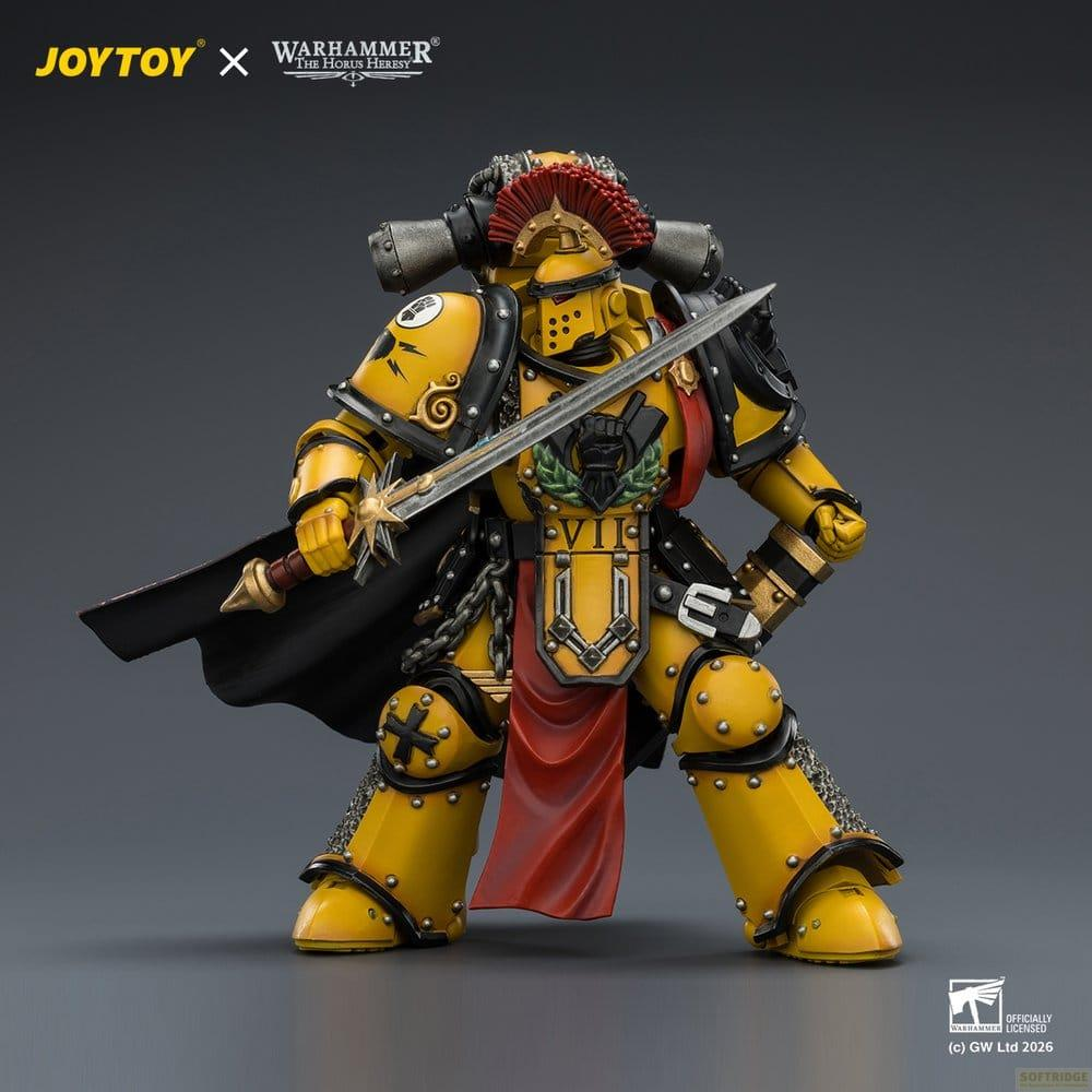 Złocona figurka akcji Warhammer trzyma miecz, z czerwonym pióropuszem i czarną peleryną.