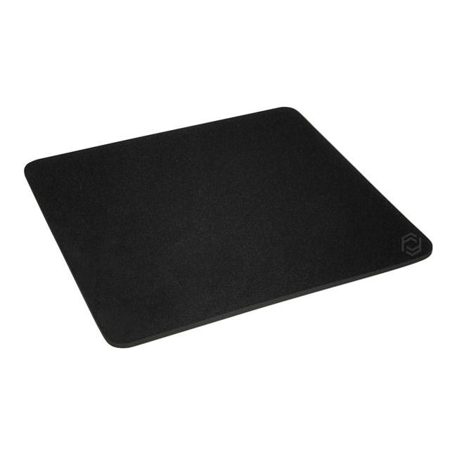 Beyaz arka planda yuvarlatılmış köşeli siyah dikdörtgen mouse pad.