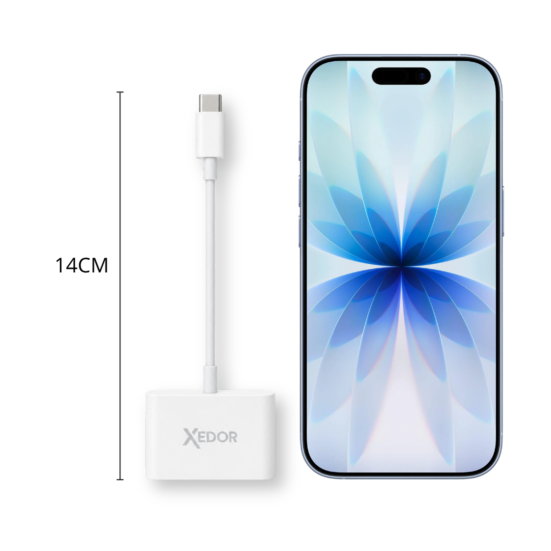 Ein weißer Xedor-USB-C-Adapter mit einer Länge von 14 cm neben einem Smartphone.