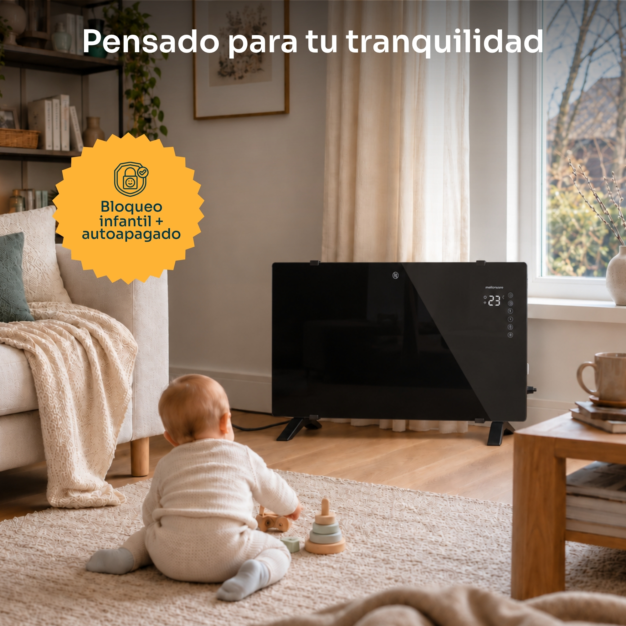 Bebé gatea sobre una alfombra en una sala con un calefactor negro.