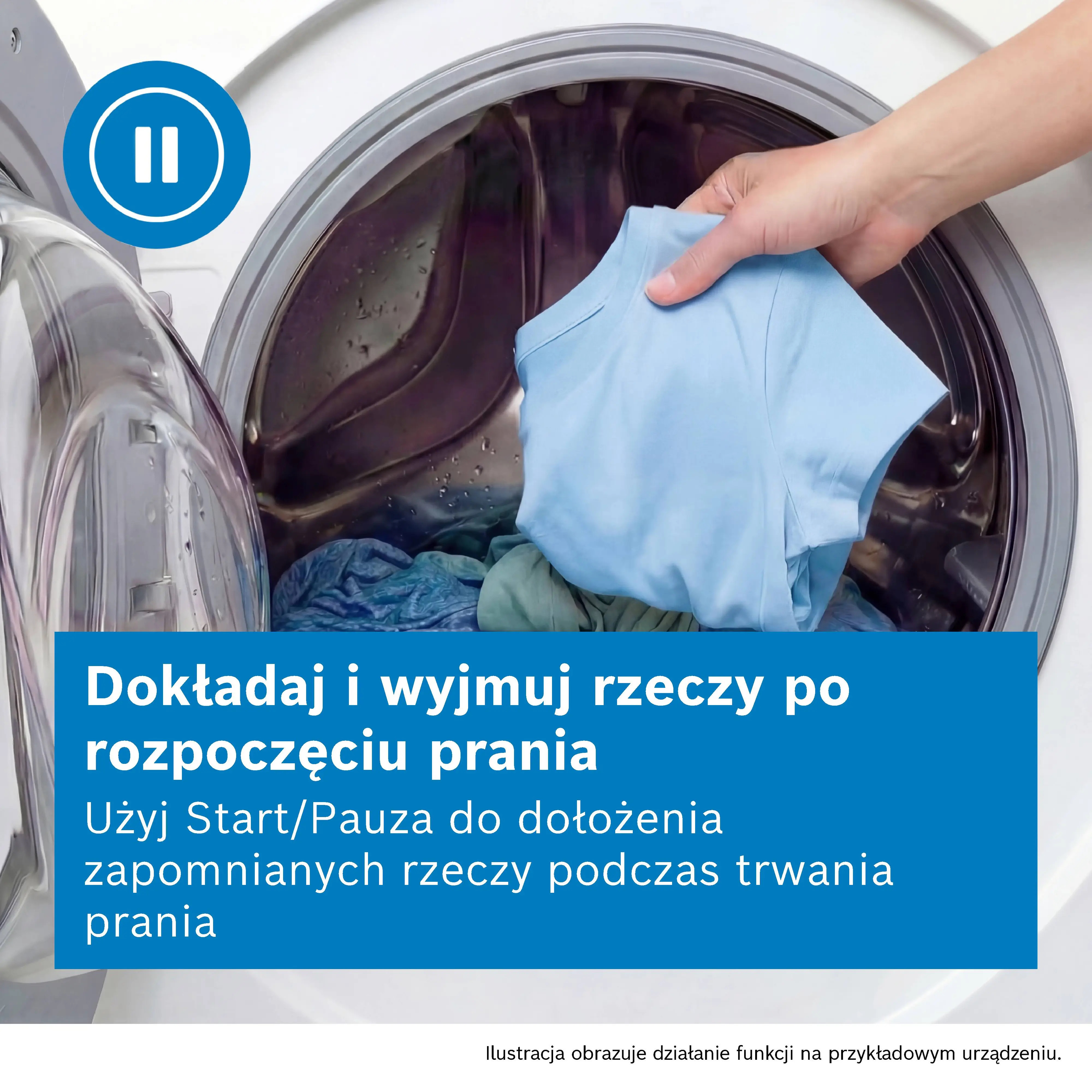 Ręka wkłada niebieską koszulkę do bębna otwartej pralki.