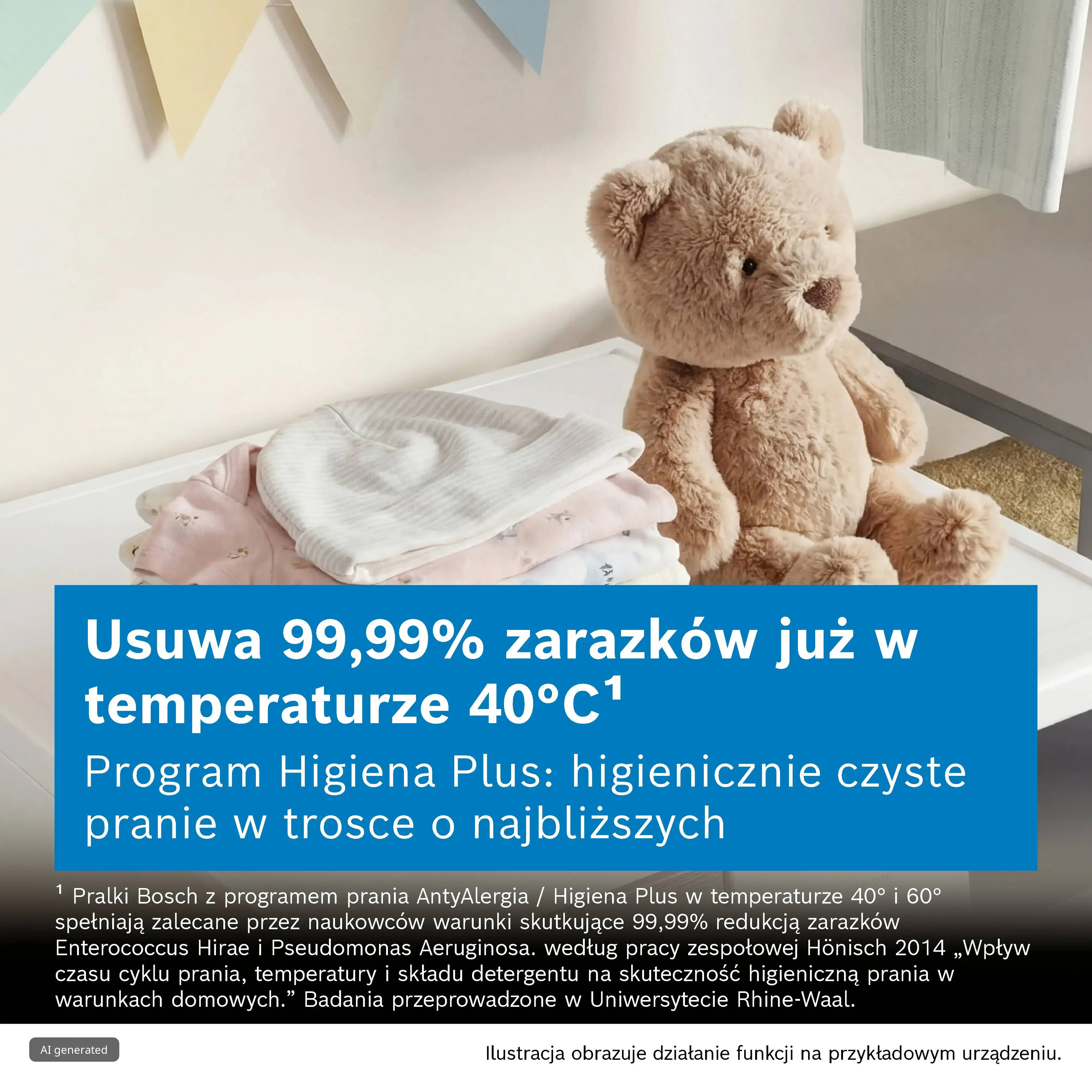 Pluszowy mis siedzi obok złożonych ubranek dziecięcych na stoliku, z niebieskim tekstem w języku polskim.