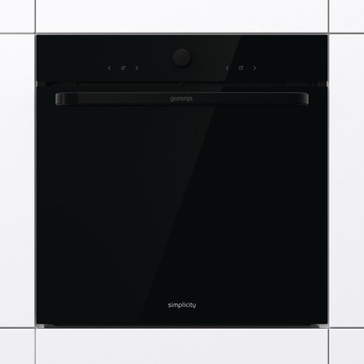 Czarny piekarnik Gorenje Simplicity z pokrętłem jest wbudowany w białą ścianę.