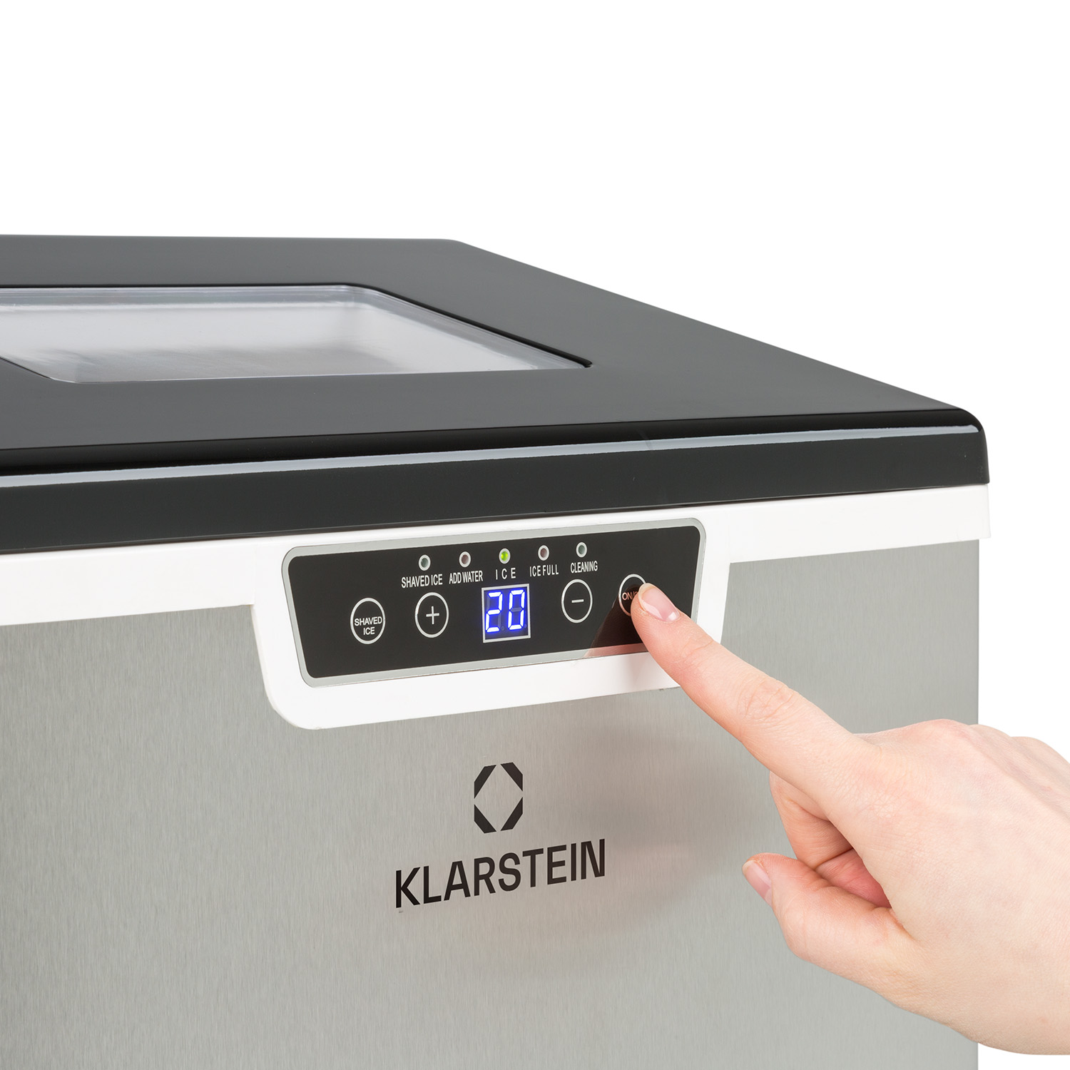 Eine Hand drückt den Einschaltknopf auf dem silber-schwarzen Bedienfeld einer Klarstein-Eiswürfelmaschine.