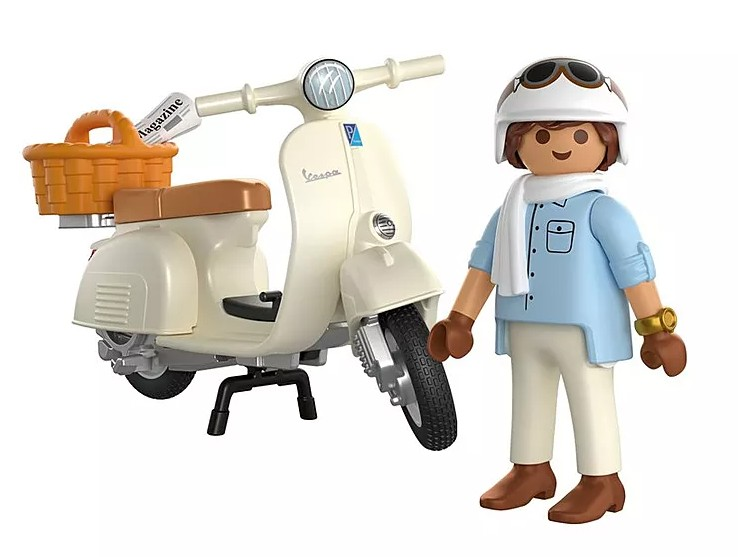 Mavi gömlekli, beyaz kasklı ve atkılı bir Playmobil figürü, sepetli bej bir scooter'ın yanında duruyor.